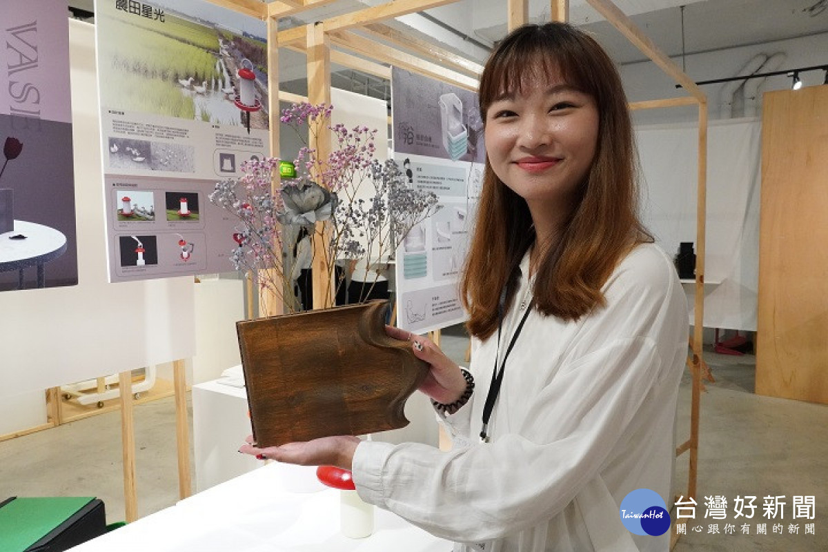 陳韋晴同學透過建模軟體和CNC工具機,設計花器「引」來點綴家中。
