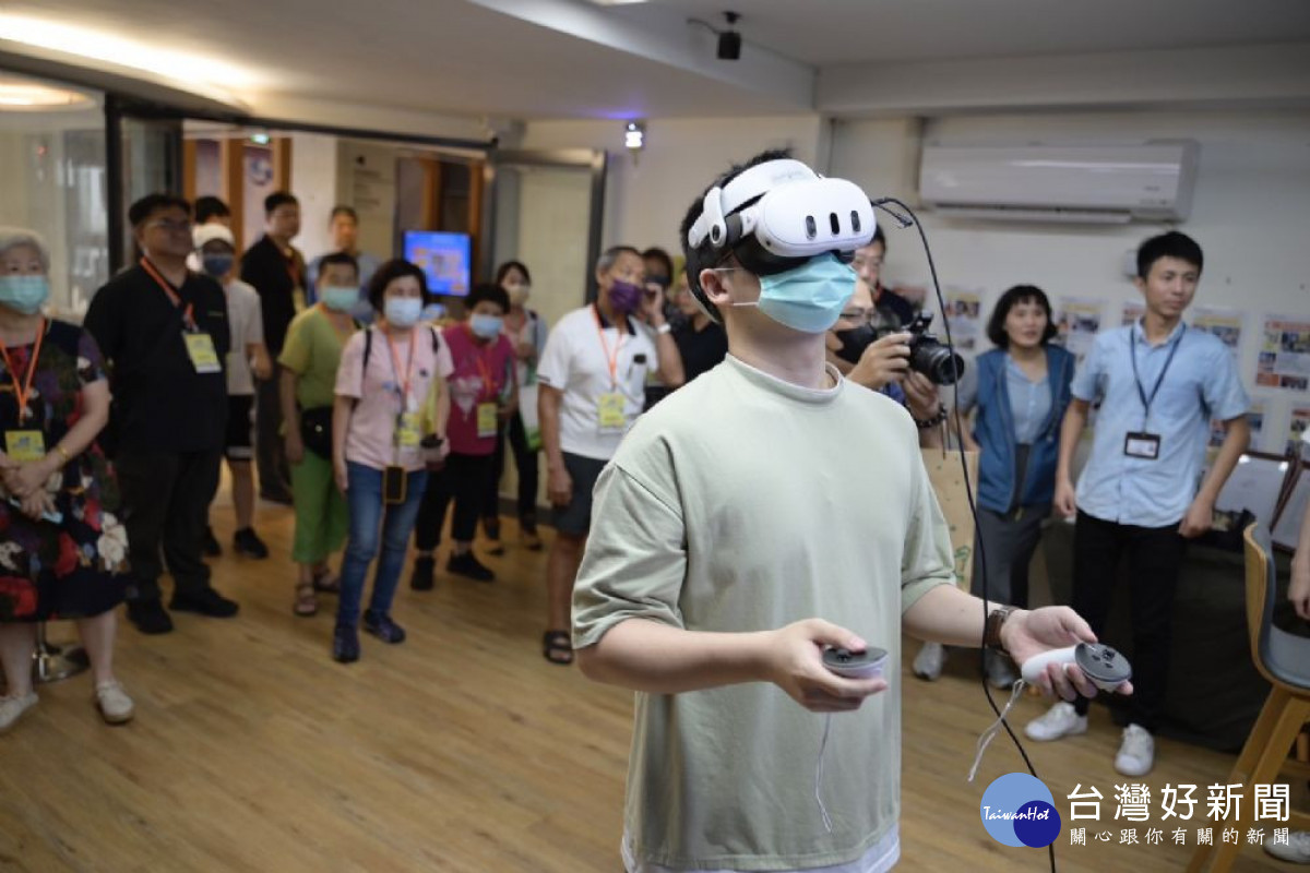 民眾體驗龍華科大遊戲系學生榮獲教育部全國技專生實務專題競賽第三名作品:信史。