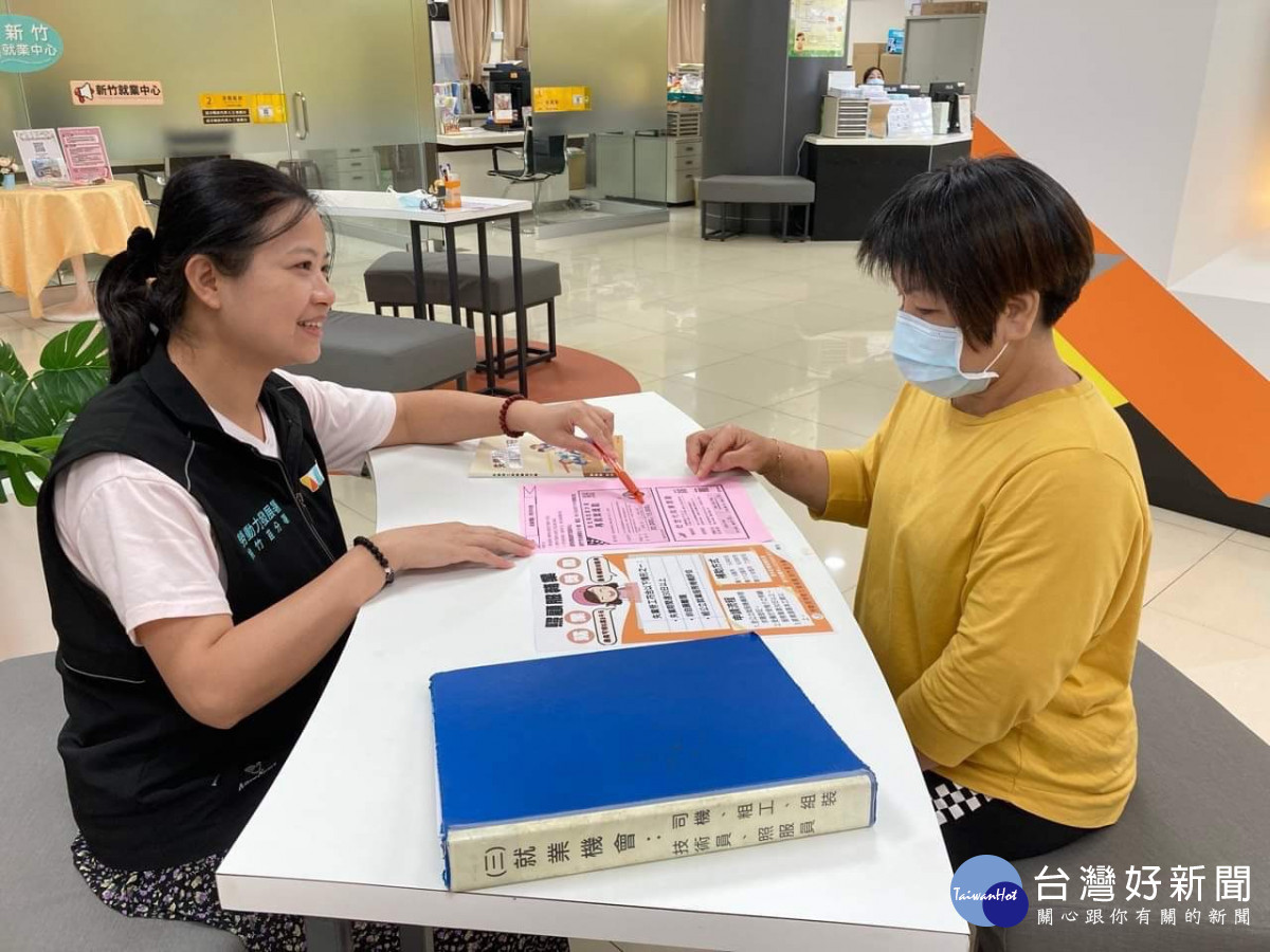 就服員(右)向求職民眾(左)介紹職缺與補助方案。