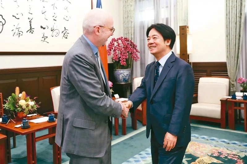 AIT處長谷立言(左)10日拜會賴清德總統,提及「一中政策」,但總統府未見相關內容,被質疑「消音」。中央社