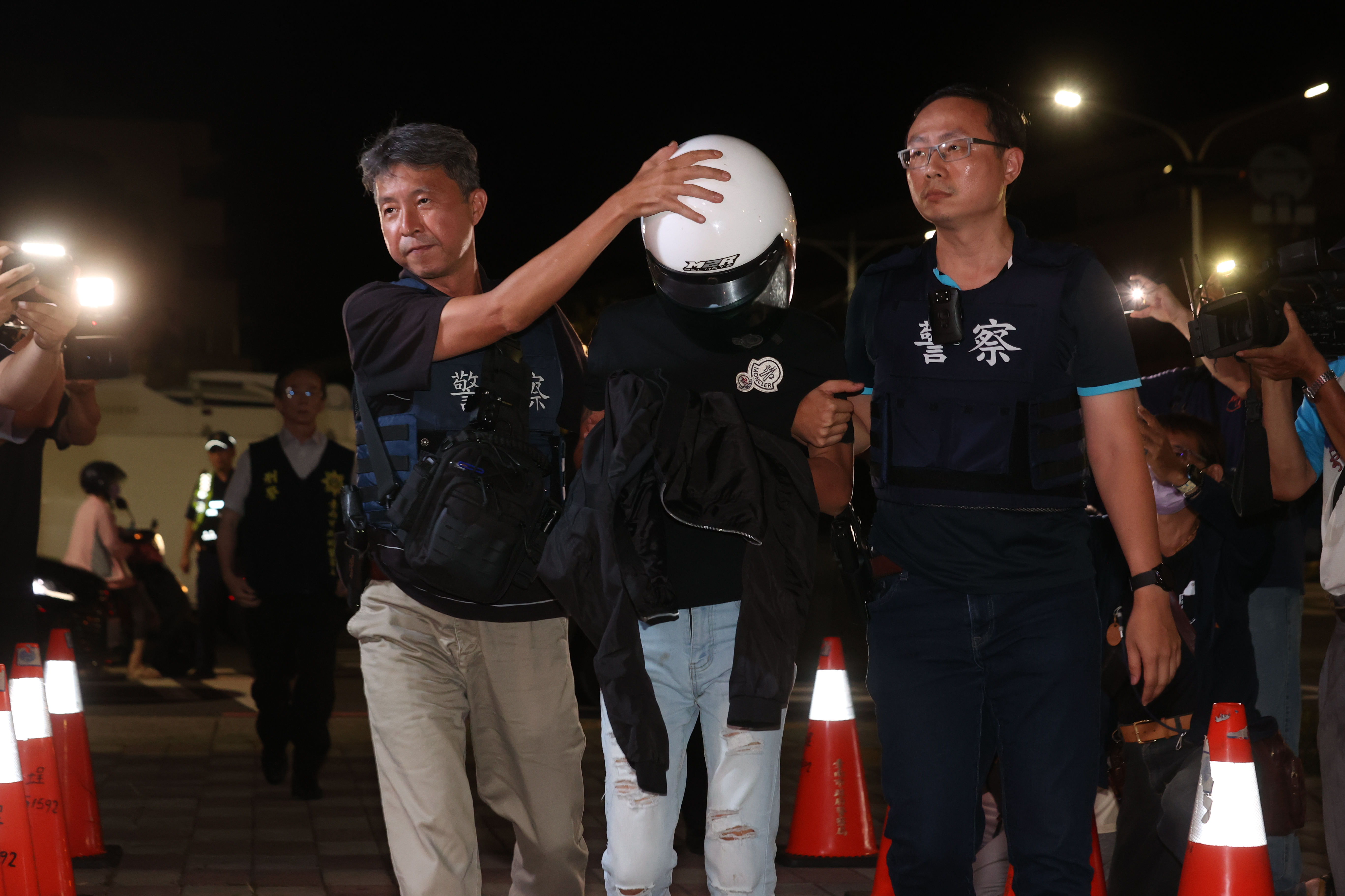 偵辦林士傑命案專案小組在高雄仁武逮捕27歲張姓男子,晚間帶回台南市第六分局。讀者提供