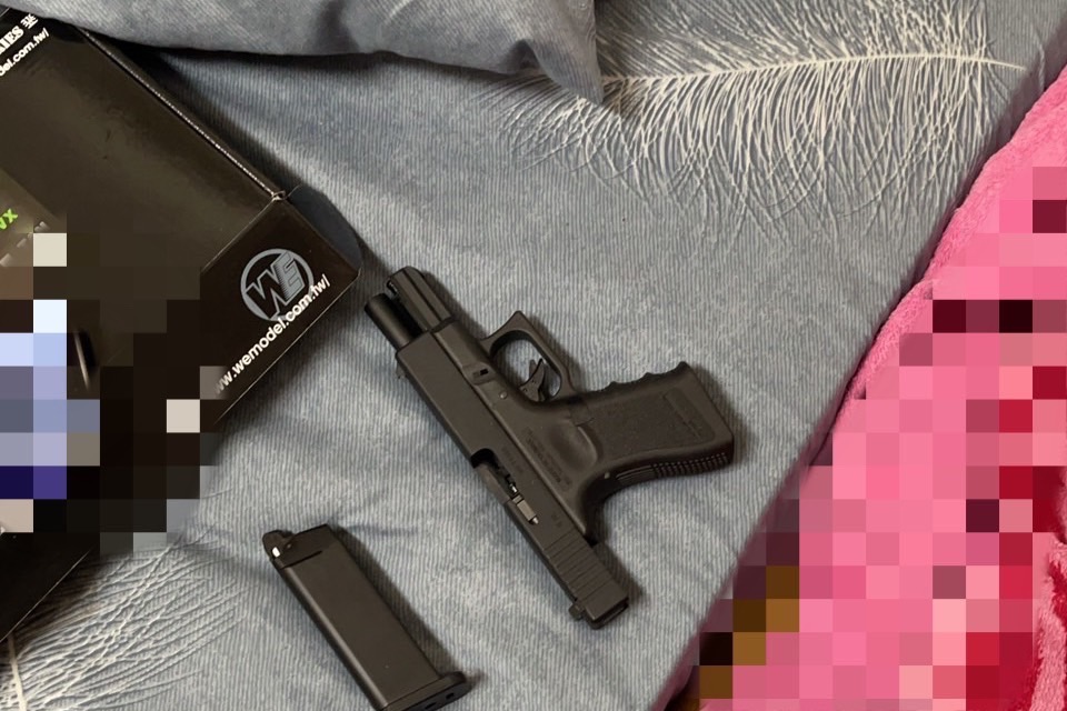 ▲圖說:警方破獲以游嫌為首的暴力集團,查扣其持有之空氣槍 (圖/台中市政府 提供)