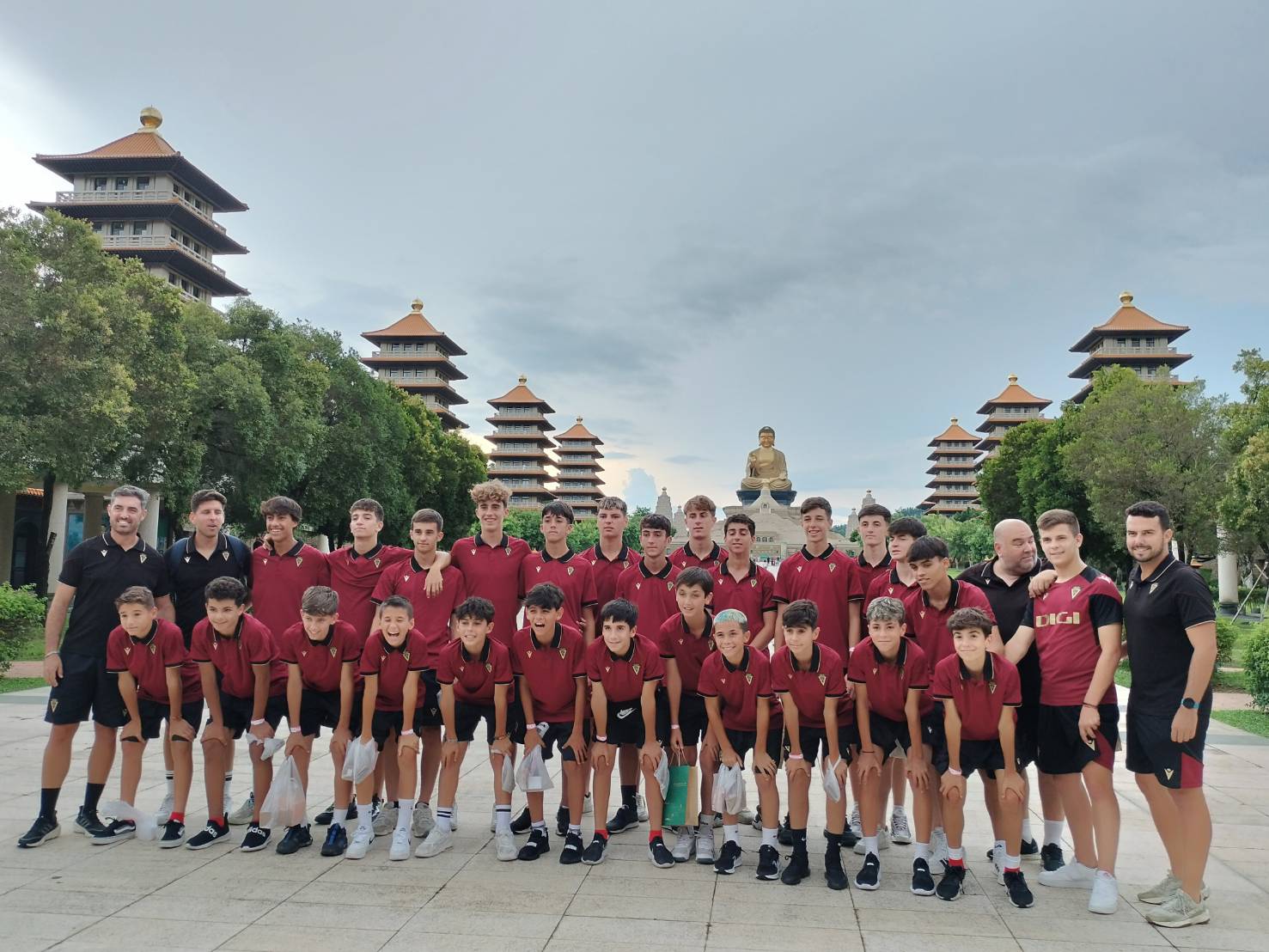 ▲健身工廠團隊帶卡迪斯足球俱樂部的小球員到佛光山旅遊(圖:記者 陳維鈞 翻攝)