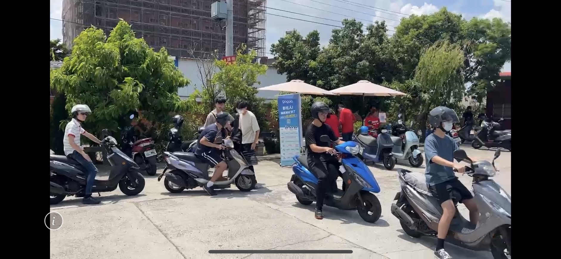 ▲彰化監理站在和美鎮辦理機車下鄉考照，名額僅有70個，吸引了眾多考生和家長前來參與，考生頂著大太陽進行機車路考。（記者張溎壕攝）