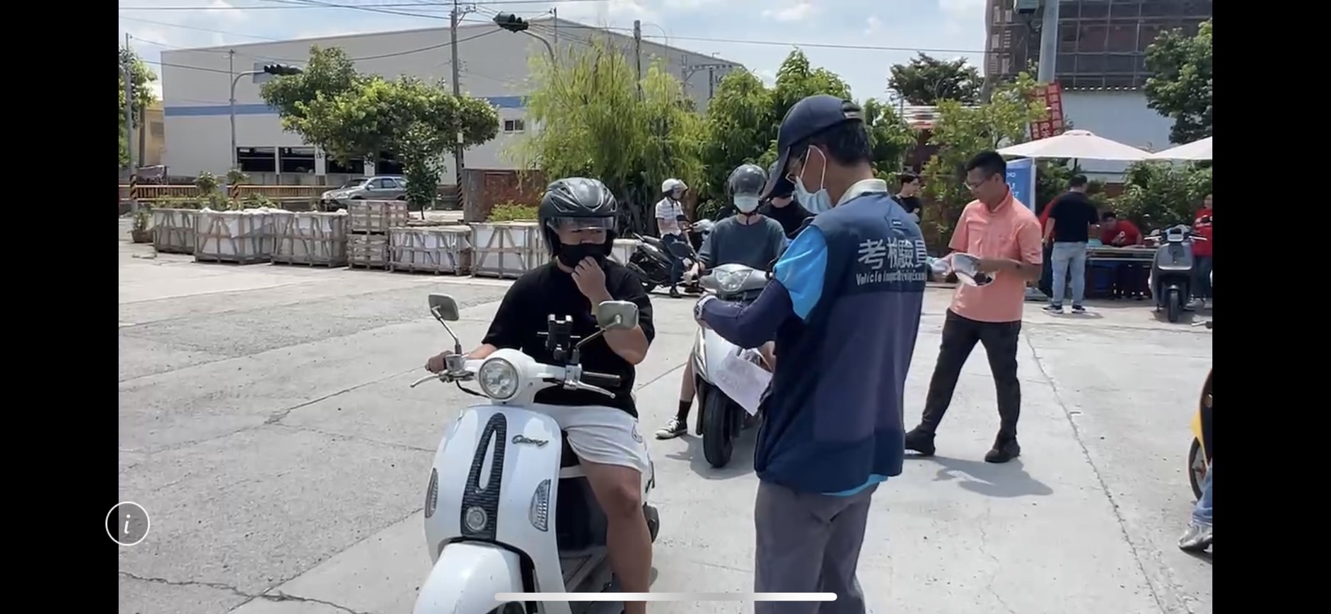 ▲彰化監理站在和美鎮辦理機車下鄉考照，名額僅有70個，吸引了眾多考生和家長前來參與，考生頂著大太陽進行機車路考。（記者張溎壕攝）