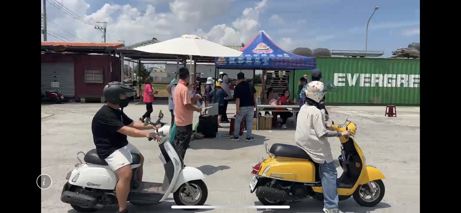 ▲彰化監理站在和美鎮辦理機車下鄉考照，名額僅有70個，吸引了眾多考生和家長前來參與，考生頂著大太陽進行機車路考。（記者張溎壕攝）
