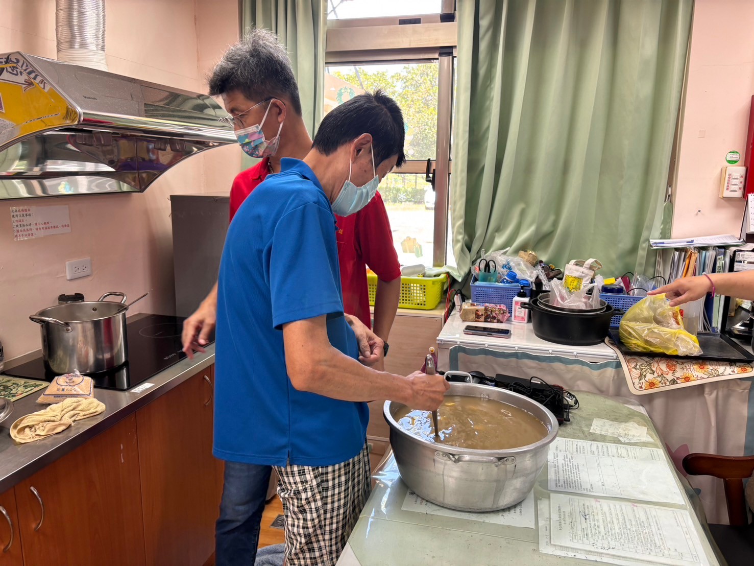 ▲彰化榮家日照中心長輩們親手製作地瓜綠豆湯，為這個炎炎夏日消暑解熱。（記者張溎壕攝）