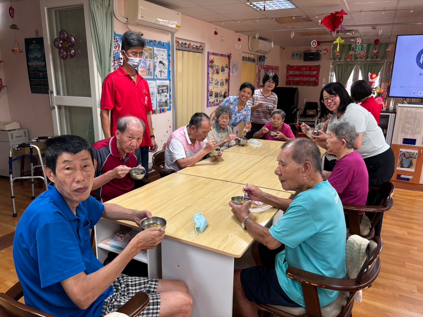 ▲彰化榮家日照中心長輩們親手製作地瓜綠豆湯，為這個炎炎夏日消暑解熱。（記者張溎壕攝）