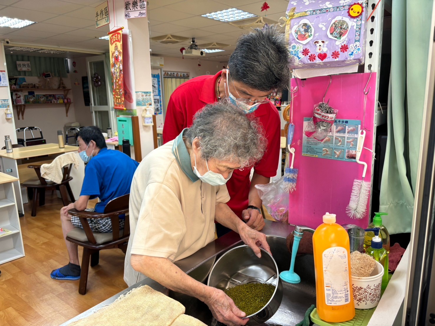 ▲彰化榮家日照中心長輩們親手製作地瓜綠豆湯，為這個炎炎夏日消暑解熱。（記者張溎壕攝）