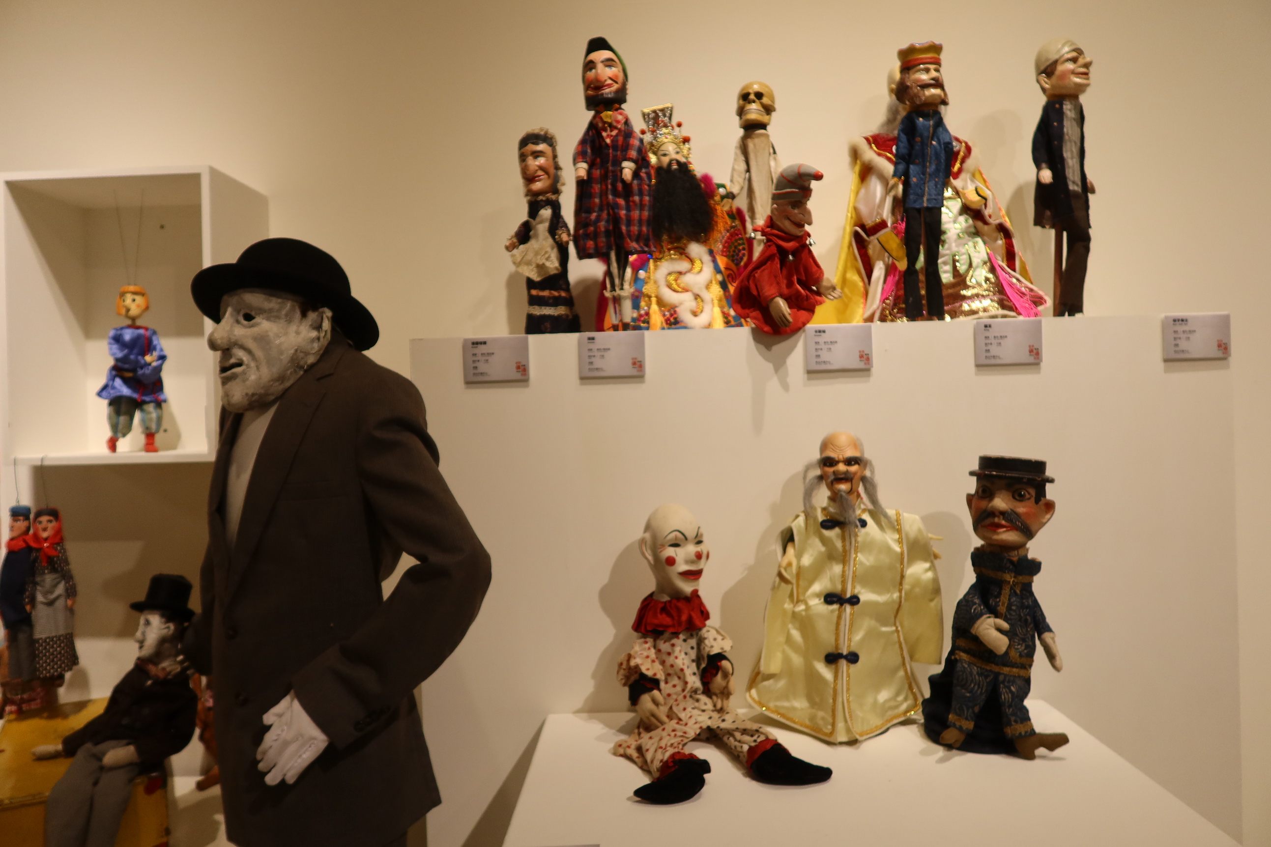 ▲彰化縣立美術館舉行世界偶遇彰化-臺美戲偶聯展，展覽集合了來自四大洲21個國家的117件戲偶，東西方的戲偶藝術大碰撞，超有看頭。（記者張溎壕攝）