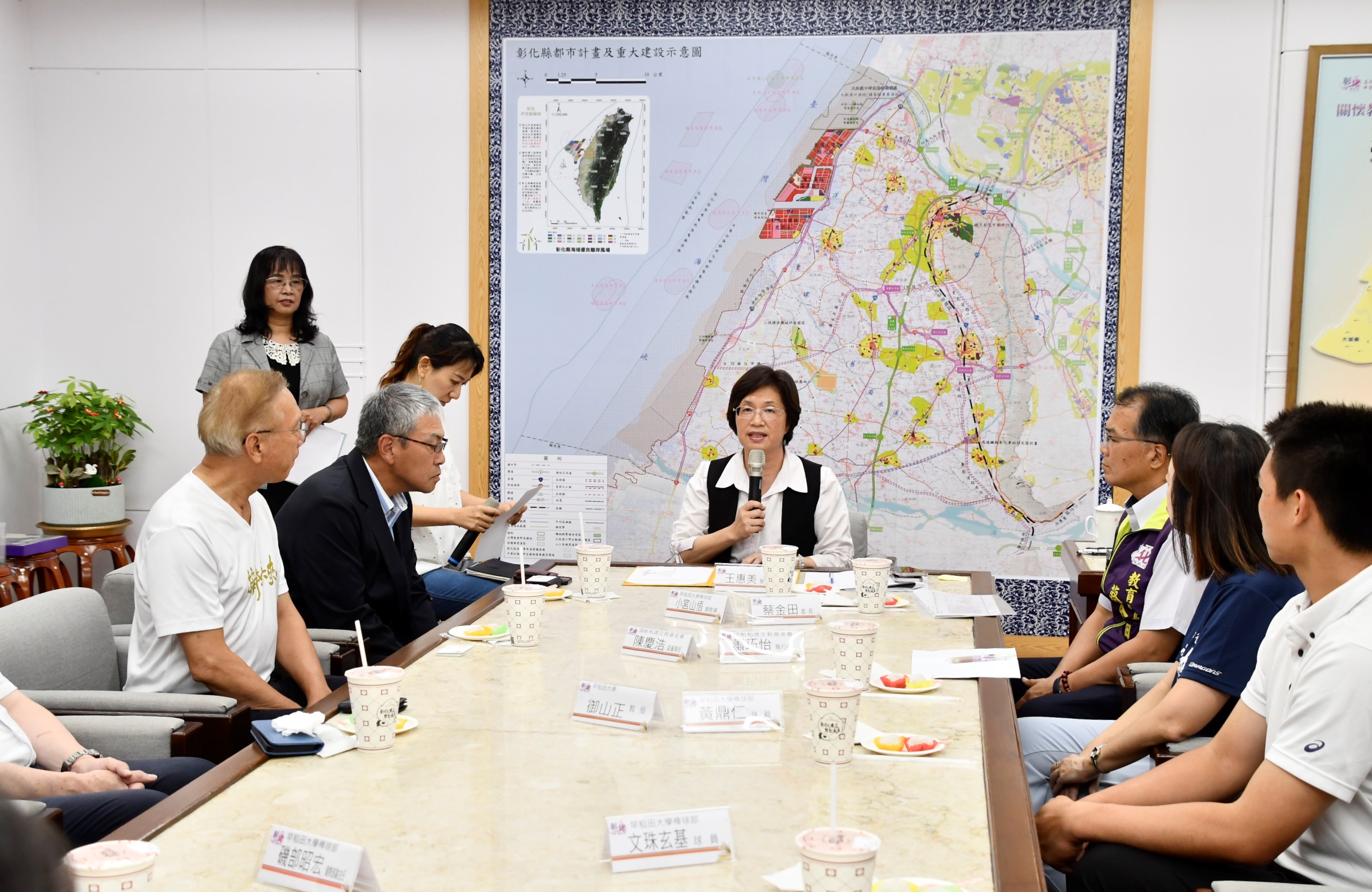 ▲頂新和德文教基金與早稻田大學棒球部拜會縣府，由縣長王惠美親自接見，也進行棒球知識交流。（記者張溎壕攝）