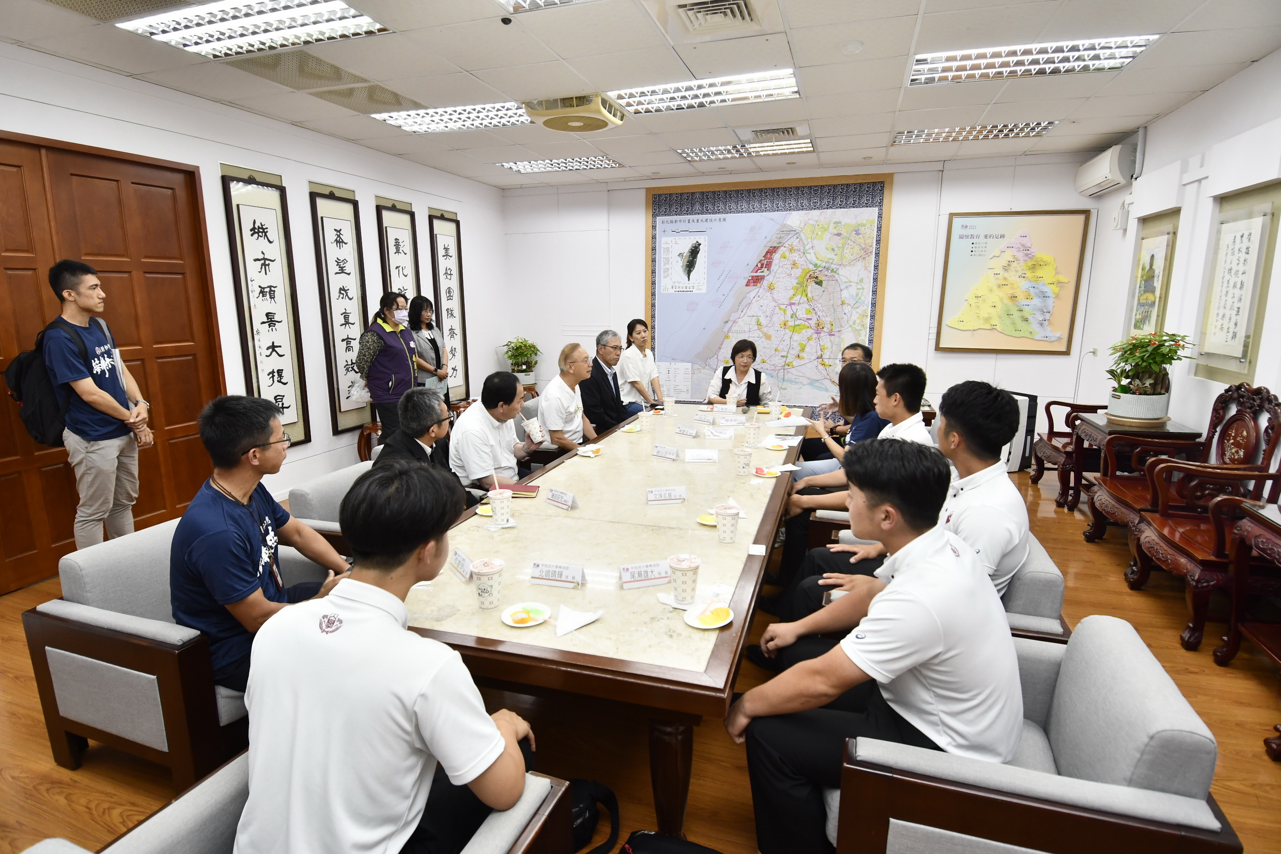 ▲頂新和德文教基金與早稻田大學棒球部拜會縣府，由縣長王惠美親自接見，也進行棒球知識交流。（記者張溎壕攝）