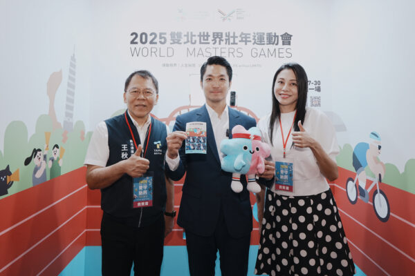 臺北館設立壯寶拍貼趣宣傳世壯運,臺北市市長蔣萬安與臺北市議員闕枚莎(右一)、觀傳局局長王秋冬(左一)一同體驗拍貼的樂趣。 (臺北市政府觀光傳播局提供)