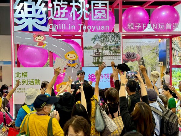 桃園館開幕,桃園市觀旅局周柏吟局長(台上)與參展民眾熱烈互動問答(圖/桃園市政府觀光局)