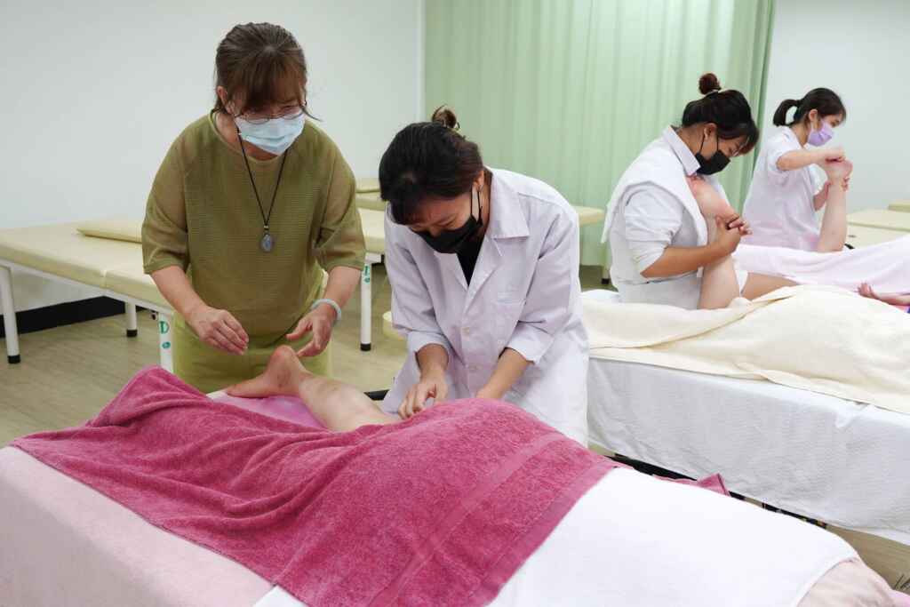 ▲盧智香老師(左)指導大葉大學藥保系學生按摩手法。(大葉大學提供)