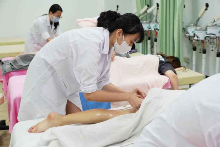 ▲大葉大學藥保系學生練習後腿部按摩。（大葉大學提供）