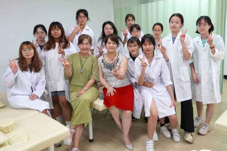 ▲大葉大學藥保系學生考取瑞典式按摩國際證照。（大葉大學提供）