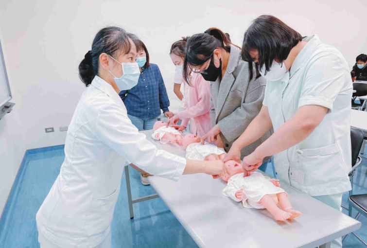 ▲華仁愛產後護理之家工作人員接受嬰兒急救訓練，並由資深護理師指導定期實地演練。（彰基醫院提供）