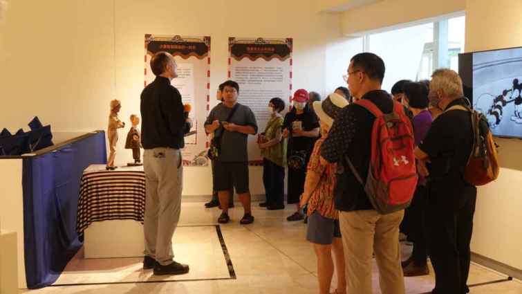 ▲世界偶遇彰化-臺美戲偶聯展，展出包括西方美國西北木偶中心的珍貴典藏和東方彰化縣在地刻偶師的精彩作品，共展出來自21個國家的117件戲偶，展期至8月25日，彰化縣文化局長張雀芬邀請大家在暑假期間帶小朋友觀展。（記者林明佑攝）