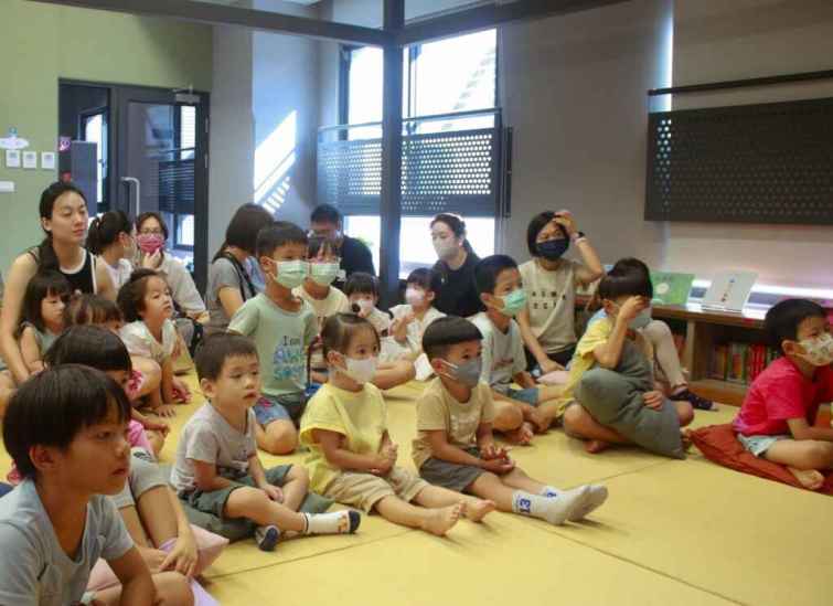 ▲恆春社福館以社區廚房「好食間」結合親子繪本室舉辦「英語烤箱讀書會」，吸引15對親子報名參加。（屏東縣政府提供）