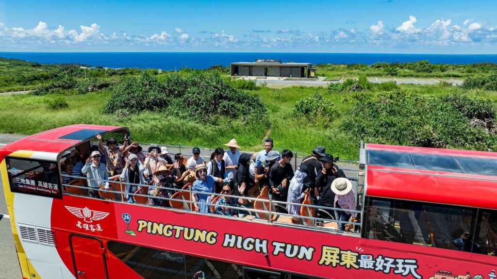 ▲屏東縣政府團隊首次將雙層巴士移師到墾丁舉辦,除了欣賞沿途風光外,還有導覽人員介紹斯卡羅歷史、在地文化故事、生態保育等。(屏東縣政府提供)