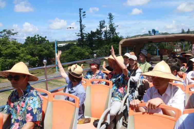 ▲屏東縣長周春米7月12日與恆春在地民謠傳藝師、民眾一同搭乘雙層巴士，為國境之南新觀光旅遊揭開序幕。（屏東縣政府提供）