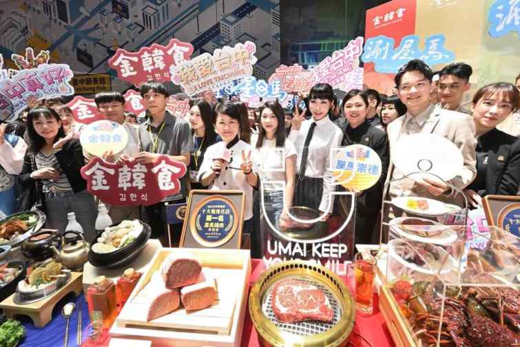 ▲台中鍋烤節今年更將加碼汽車一台，台中市長盧秀燕歡迎民眾到台中吃美食、抽大獎。（記者張玉泰攝）
