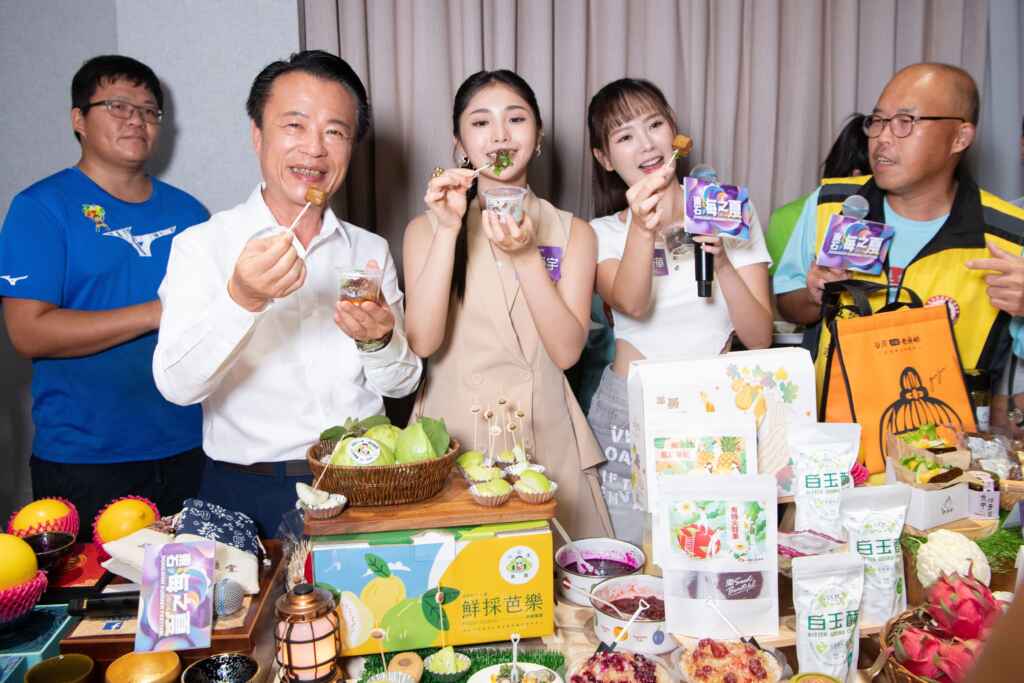 ▲2024東石海之夏記者會上業者端出自家新鮮好料,嘉義縣長翁章梁逐一推薦在地好味道。(嘉義縣政府提供)