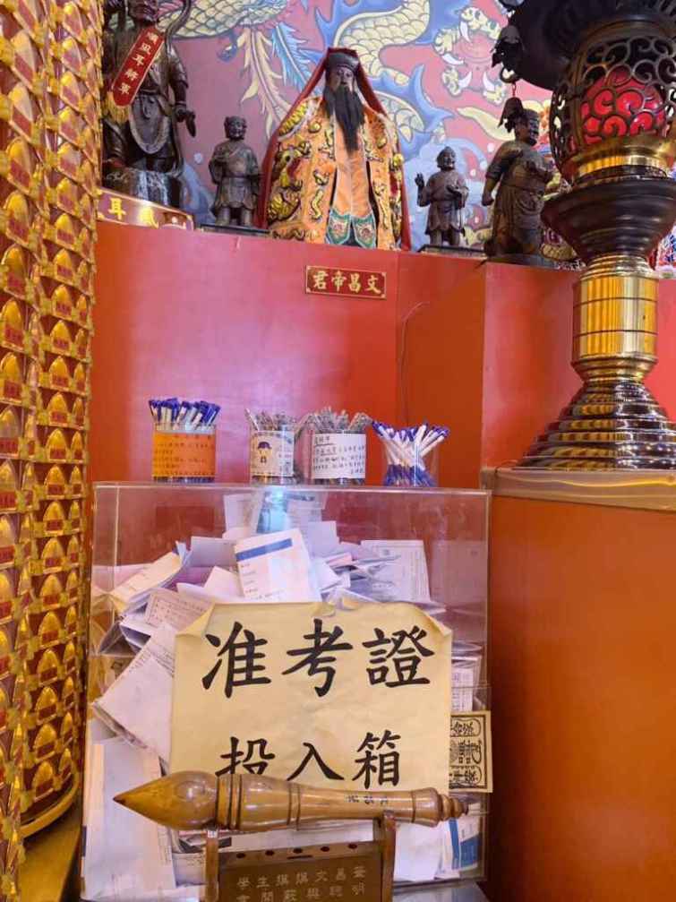 ▲文昌帝君案前，擺放了琳琅滿目的「還願筆」，這些筆如同雨後春筍般不斷增加，象徵著「筆花」盛開，滿溢著考生們滿滿的祈福心願。（記者林明佑翻攝）