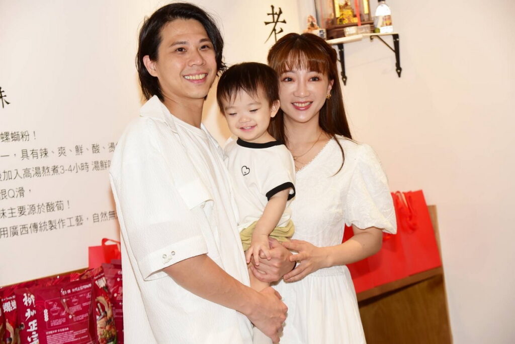 亞亞打造「老雜 眸」鄭如吟(玉兔)一家三口現身祝福