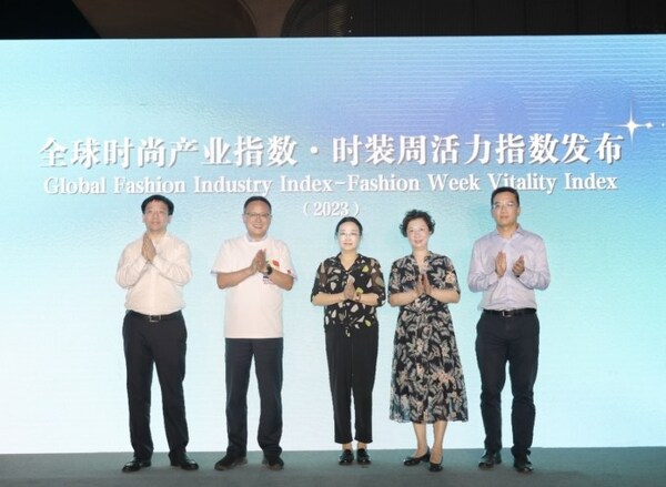 圖為新華社上海分社黨組書記、中國經濟信息社上海總部黨委書記姜微(左三),上海市商務委員會副主任、一級巡視員劉敏(右二),東方國際集團黨委書記、董事長童繼生(左二),東方國際集團黨委副書記、總裁季勝君(右一),上海市徐匯區委常委、副區長俞林偉(左一),共同發布全球時尚產業指數·時裝周活力指數(2023) 圖為新華社上海分社黨組書記、中國經濟信息社上海總部黨委書記姜微(左三),上海市商務委員會副主任、一級巡視員劉敏(右二),東方國際集團黨委書記、董事長童繼生(左二),東方國際集團黨委副書記、總裁季勝君(右一),上海市徐匯區委常委、副區長俞林偉(左一),共同發布全球時尚產業指數·時裝周活力指數(2023)