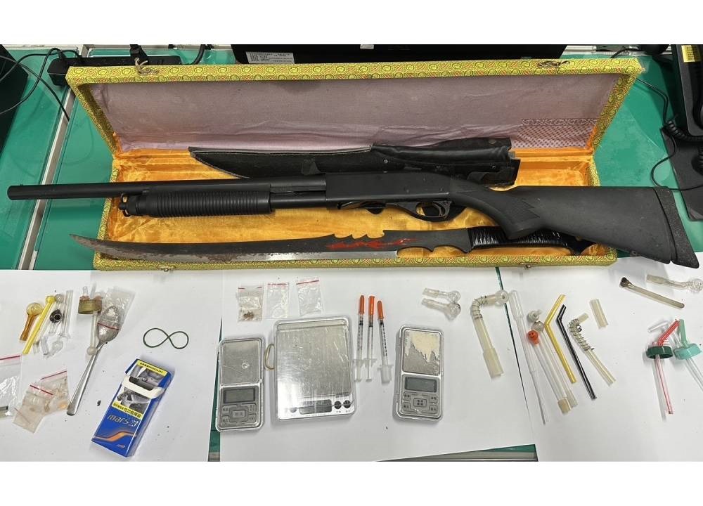 黑衣人出沒社區 內湖警查獲霰彈槍開山刀與毒品 230 cnews204240712a11