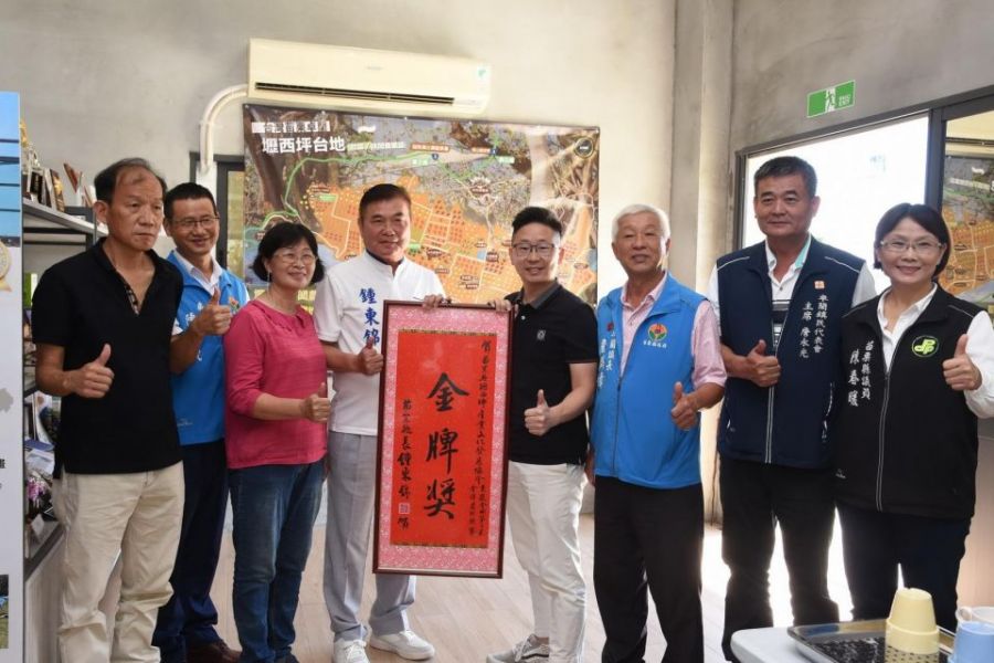 金牌農村競賽穿金又戴銀 鍾東錦頒紅榜致賀授旗挺進德國觀摩