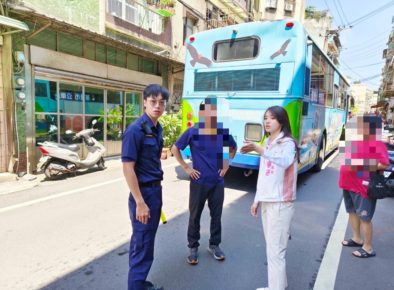 市議員許睿慈於現場關心警方及公車拋錨狀況。（記者薛秀蓮翻攝)