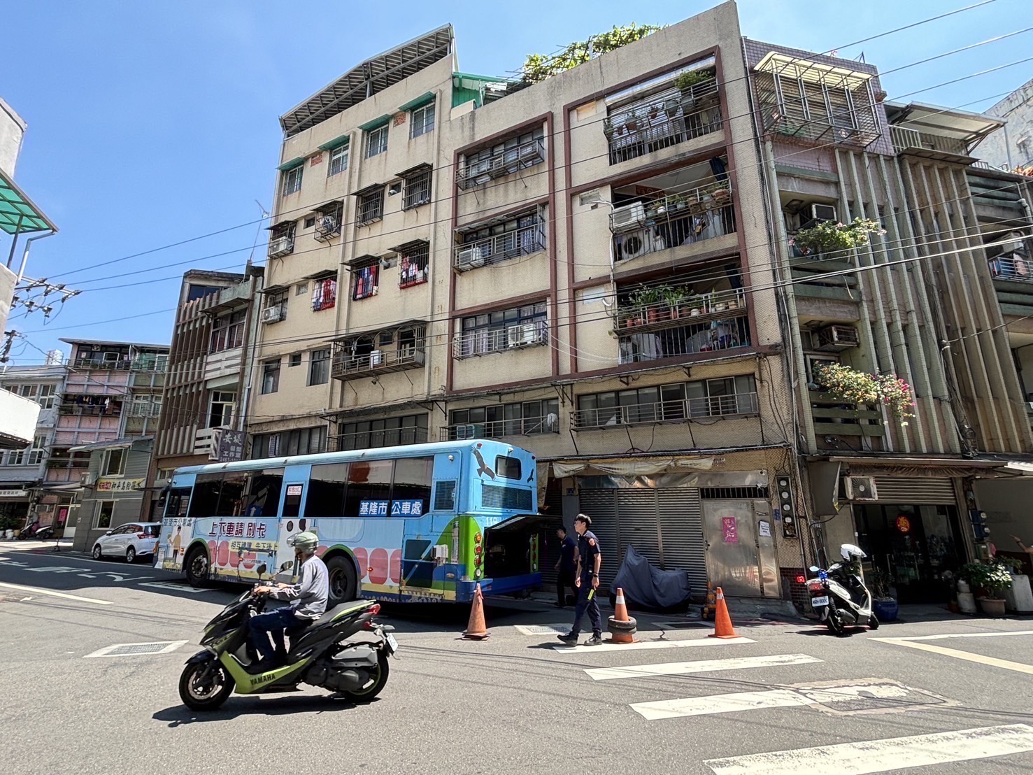 警方於現場協助疏導交通。（記者薛秀蓮翻攝)