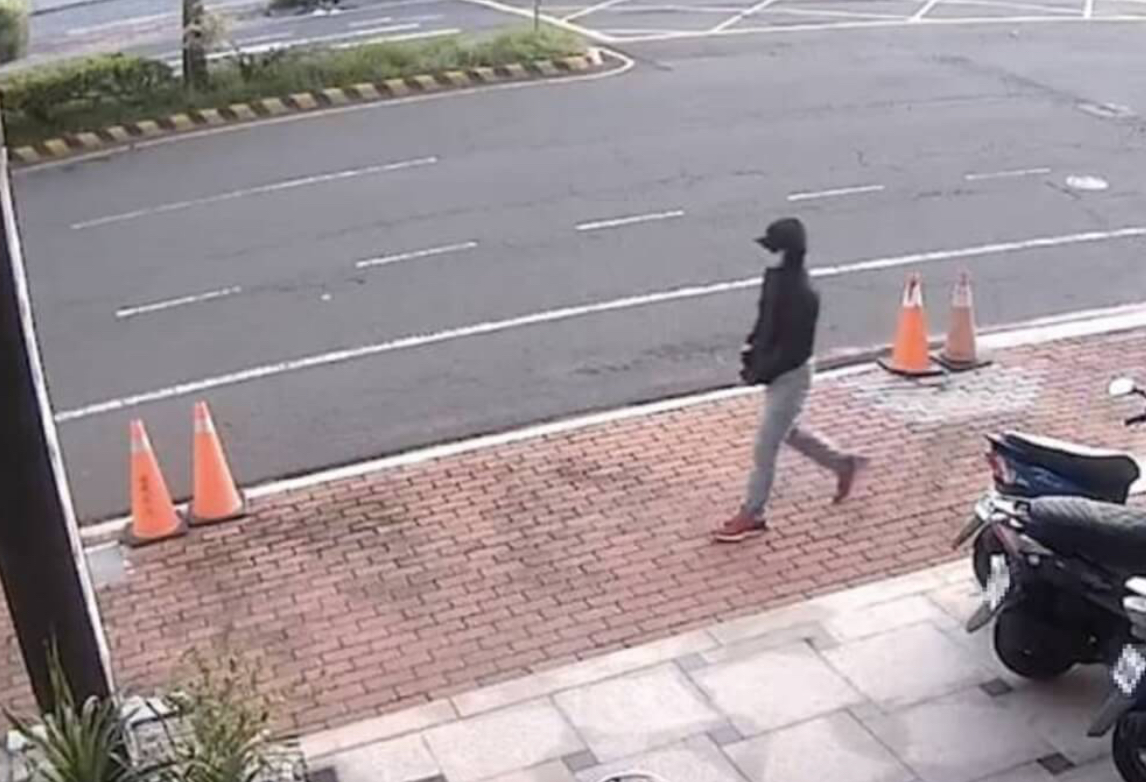 南市區漁會理事長林士傑8日清晨遭近距離槍擊,附近監視器拍到疑為槍手的男子步行到附近埋伏。圖/取自中央社