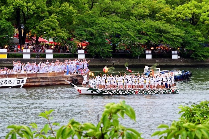 「大阪天神祭」是為祈求農作物豐收和國家安寧而舉行的祭祀活動,又被稱作「火與水的祭典」。 圖:樂天旅遊/提供