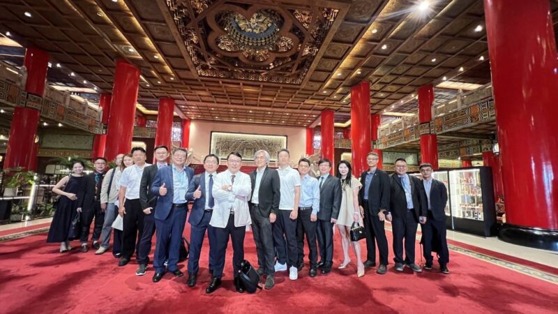 臺灣化粧品工業同業公會陳政治理事長(中)台中市化粧工業同業公會理事長陳科仰(左一)牛津博士陳耀寬顧問(左二)弘光科技大學張聰民副校長(右一)台灣清潔用品工業同業公會理事長吳彥恆(右四)