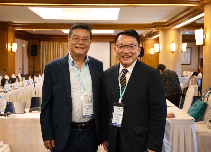 臺灣化粧品工業同業公會陳政治理事長(右)牛津博士陳耀寬顧問(左)