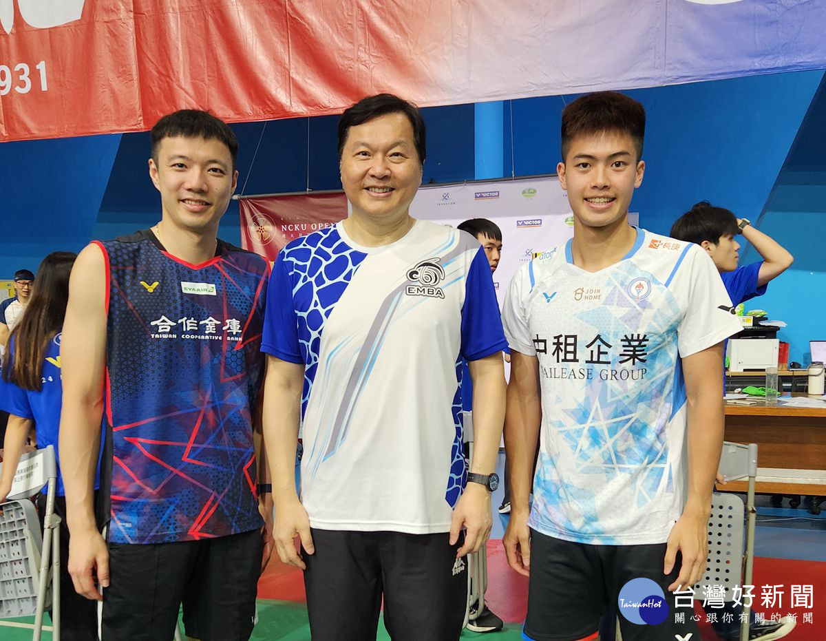 藝群醫美集團董事長王正坤醫師(中)與國內羽球名將王子維與李佳豪,一同帶來精彩的開幕表演賽。