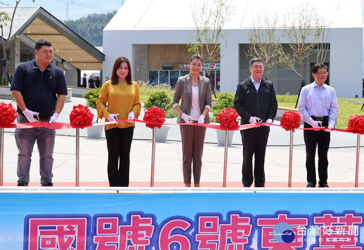 政院長卓榮泰右二起)、許淑華縣長、立委馬文君、游顥等來賓剪綵。(縣府提供)