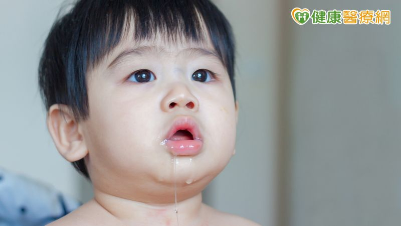 1歲童就醫「猛流口水」,一檢查三兄弟都染腸病毒! 醫授預防關鍵