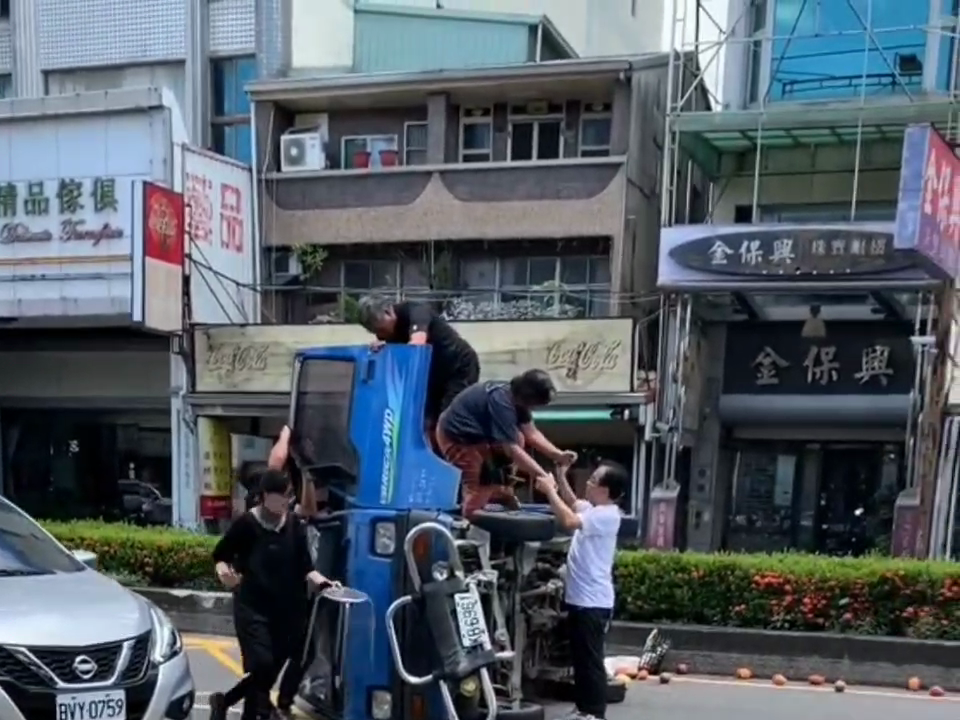 ▲台南小貨車自撞一度受困狼狽模樣被救出(影/翻攝自網路)