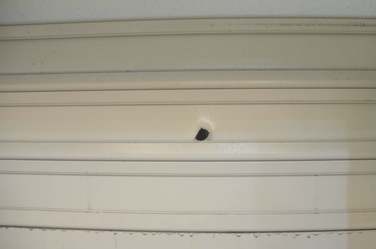 ▲郭男開槍,子彈貫穿鐵門(圖/記者王俊勝 翻攝)
