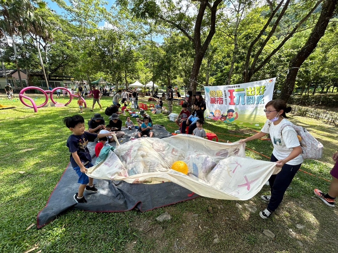 屏縣原住民節慶八步舞與現行流行16蹲  串起不同家庭間同伴遊戲的樂趣
