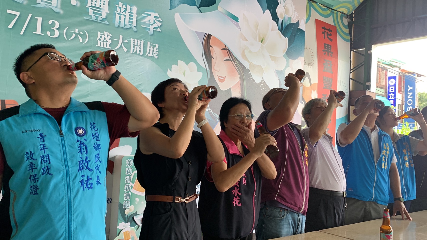 ▲花壇鄉公所與鄉農會聯合舉辦花筍節活動，有茉莉啤酒王大賽、茉莉花體驗活動、吃竹筍、竹筍搬搬樂、遊園區及親子DIY等，場面熱鬧非凡。（記者張溎壕攝）
