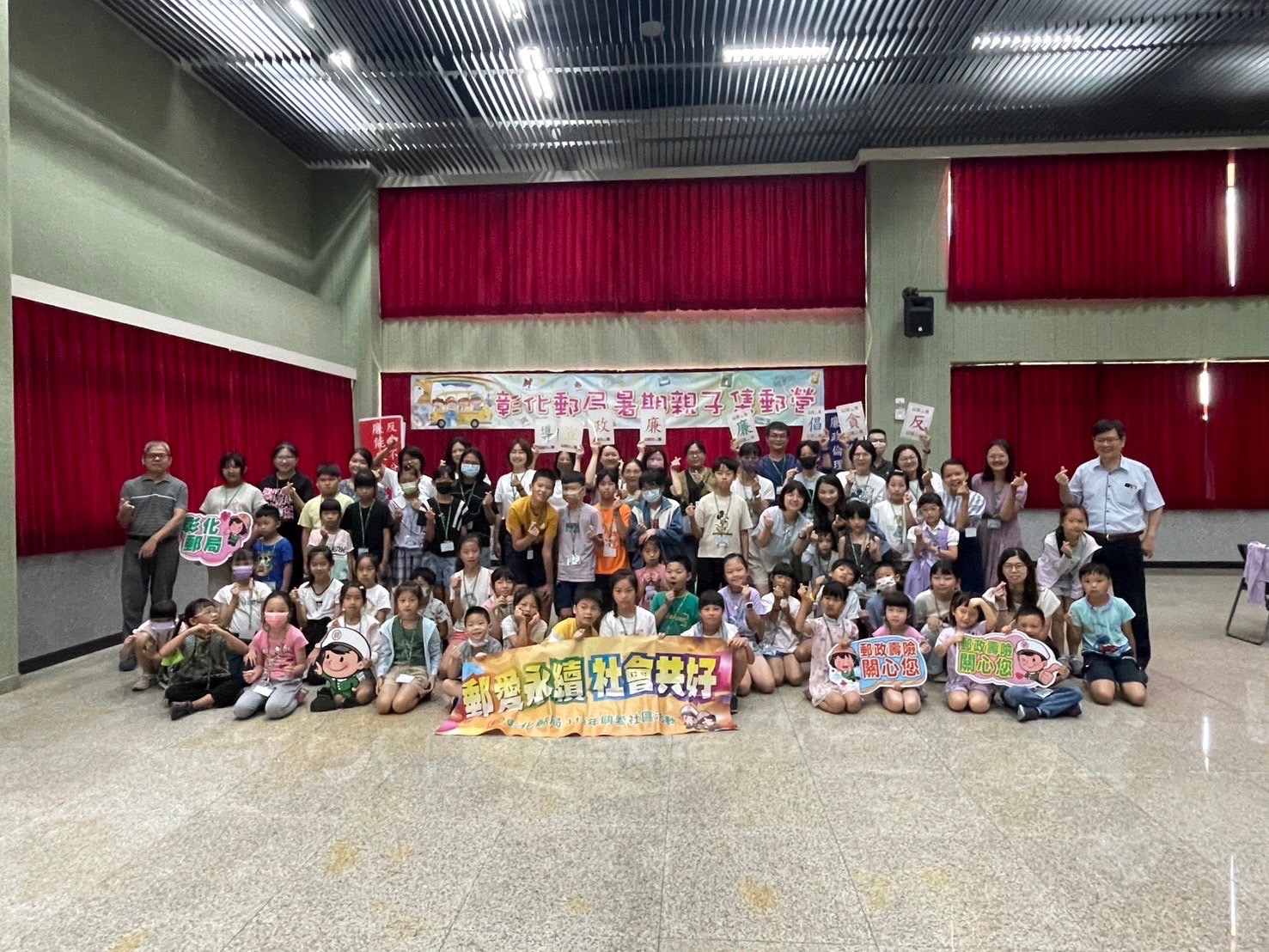 ▲彰化郵局舉辦「暑期親子集郵研習營」，使小朋友認識集郵的益處跟郵票的美。（記者張溎壕攝）
