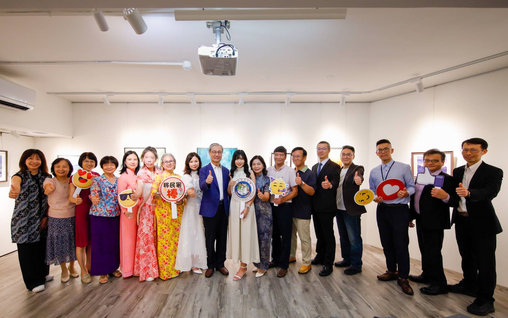 移民署署長鐘景琨(左9)、大陸委員會法政處周鳴瑞處長(右5)、海峽交流基金會法律處陳穎慶科長(右4)、新住民蘭嵐(右9)、新住民彭蘭(左8)及與會貴賓合照。