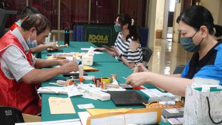 ▲彰化郵局暑期親子集郵研習營首日於會場設置臨時郵局，備有限量的局贈封，供研習學童、家長及集郵人士加蓋臨時郵局戳記，作為珍藏。（記者林明佑攝）