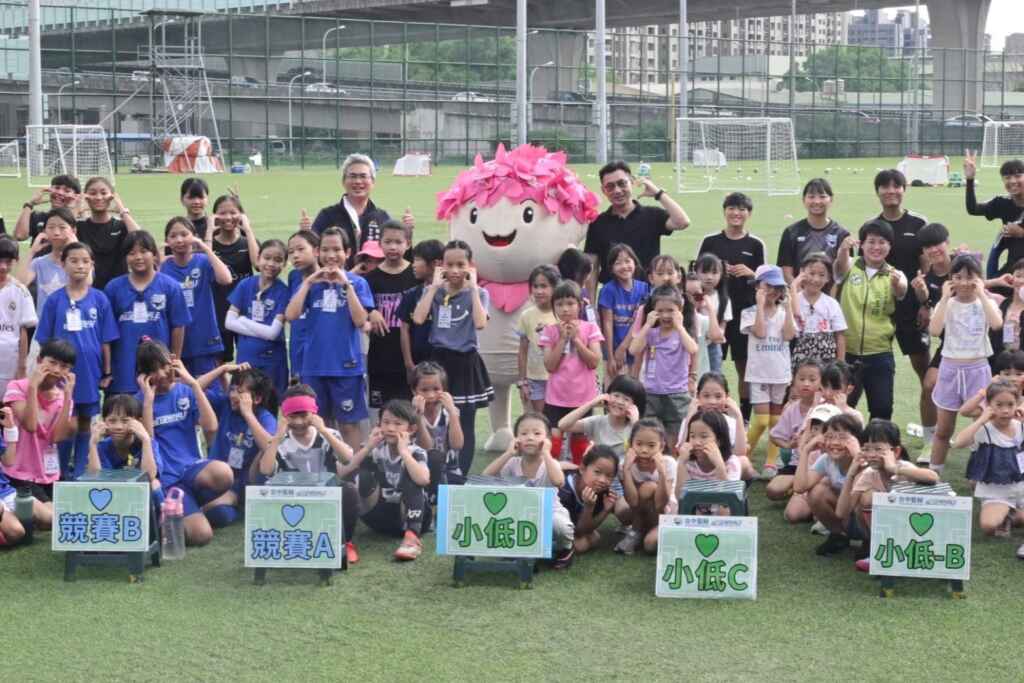 ▲台中女子足球節今13日在太原足球場熱鬧登場。 (記者廖妙茜翻攝)